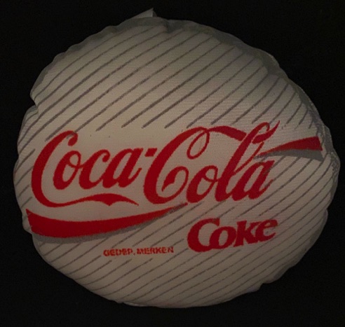 45282-2 € 2,00 coca cola kerstbal stof wit rood.jpeg